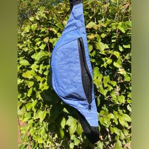 BAGGU Blue and Black Crossbody Bag